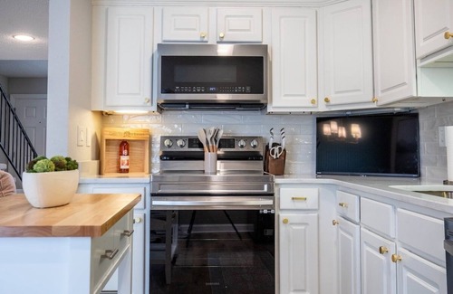 Oxford Condo | The Daphne, Stylish 2BR by Velvet Ditch Villas