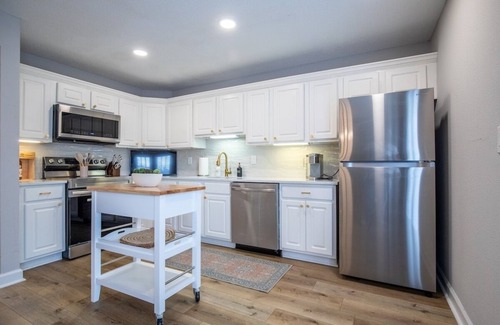 Oxford Condo | The Daphne, Stylish 2BR by Velvet Ditch Villas