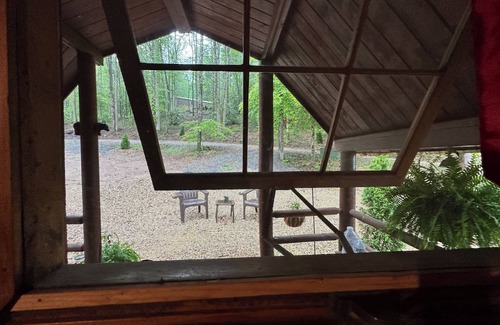 Cosby Cabin | The Dapper Duck log cabin! Charming 1-bedroom in The Forest!