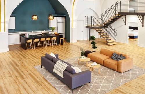 Graduate Hospital House | The Deacon in Grad. Hospital - 8 bedrooms, 13 beds, 5 baths sleeps up to 26 ppl