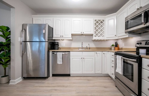 Oxford House | The Delta, 2BR Townhome Stay by Velvet Ditch Villas