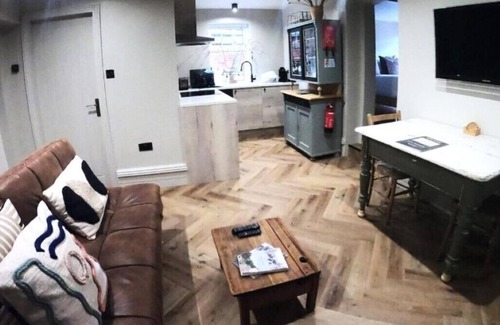 Malvern Apartment | 'The Den' - Central to Malvern - A King Size Bed or Twin Beds + Sofa Bed