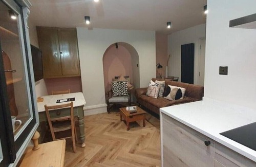 Malvern Apartment | 'The Den' - Central to Malvern - A King Size Bed or Twin Beds + Sofa Bed