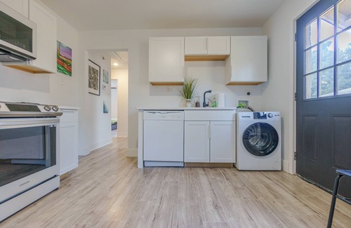 University District House | - The Den -Luxe + Spacious 2 BR FENCED YARD