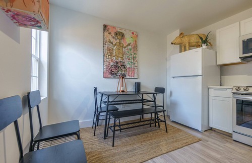 University District House | - The Den -Luxe + Spacious 2 BR FENCED YARD