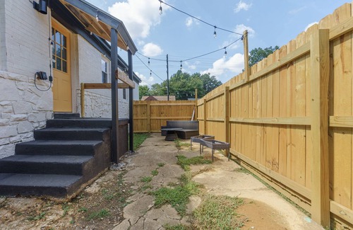 University District House | - The Den -Luxe + Spacious 2 BR FENCED YARD