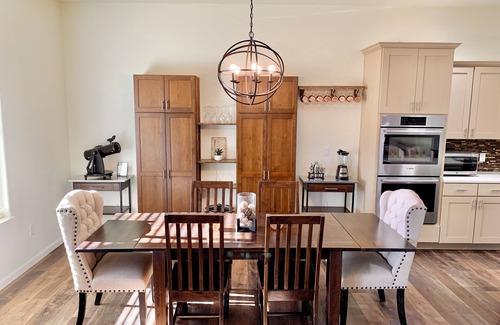 Fruita House | The Desert Moon- A luxurious retreat w/amazing patio, shuffleboard, EV charger