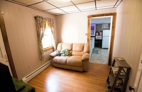 Dexter Apartment | The Dexter Suite. Now with Plants! Vintage-styled 1-bedroom apt near downtown