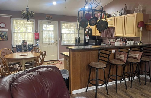 Maryville Cabin | The Diamond "B" a Cozy Cabin Retreat - Perfect for.riding the Dragon and more.