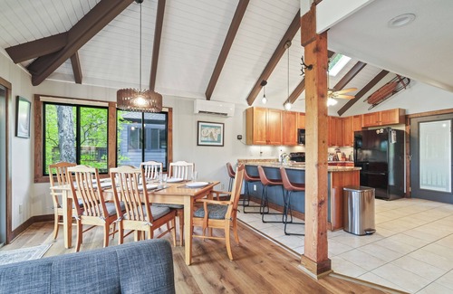 Pedlars Edge House | The Distinguished Squirrel Chalet walking distance