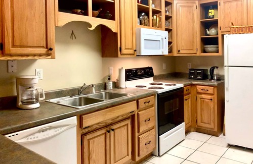 Cowan House | The dog-friendly cozy apARTment