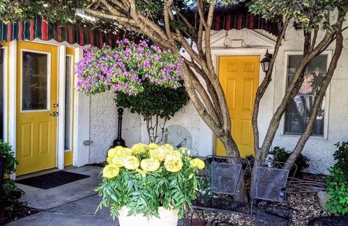 Cowan House | The dog-friendly cozy apARTment