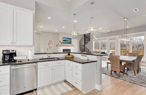 Springdale House | The Dogwood - Hot Tub - Lake Front Access