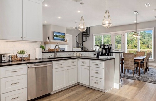 Springdale House | The Dogwood - Hot Tub - Lake Front Access