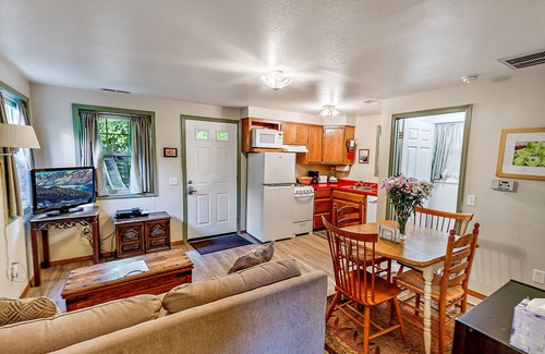 Siskiyou-Hargadine Historic District Apartment | The Dogwood Suite at Tudor House Vacation Rentals