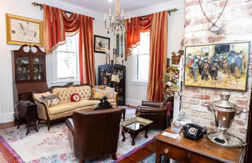 Natchez House | The Dollhouse - 3 Bed, 2 Bath, Walk to Downtown