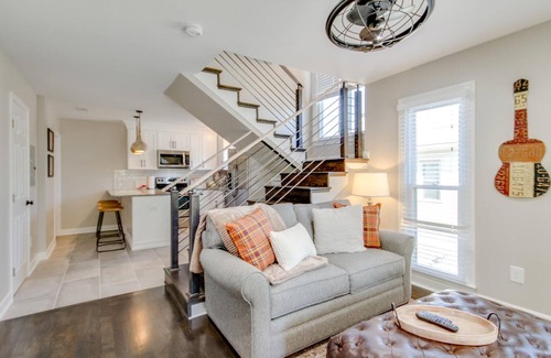 Hillsboro West End House | The Dolly★Explore Hillsboro Village on foot★Free Parking, 9 mins to downtown!