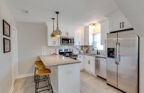 Hillsboro West End House | The Dolly★Explore Hillsboro Village on foot★Free Parking, 9 mins to downtown!