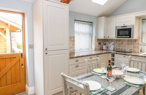 Richmond Cottage | THE DOVE COTE, pet friendly, with hot tub in Brompton-On-Swale
