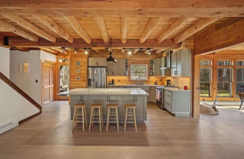 Marlboro House | The Dover Hideaway | Hot Tub & Close to Mt. Snow