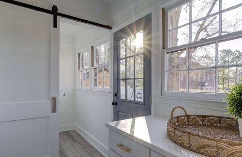 Apex House | The Downtown Charmer - Hot Tub - Walkable to downtown Apex sleeps 11 people