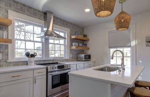 Apex House | The Downtown Charmer - Hot Tub - Walkable to downtown Apex sleeps 11 people