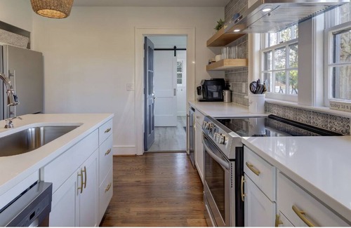 Apex House | The Downtown Charmer - Hot Tub - Walkable to downtown Apex sleeps 11 people