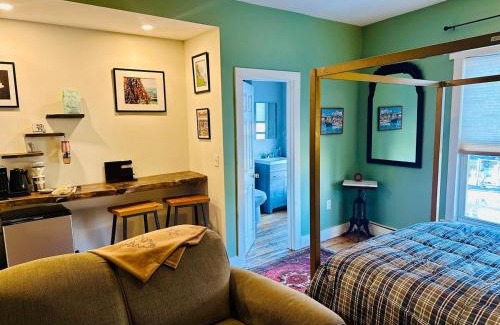 West Bayside Apartment | The Downtown Downeast Room