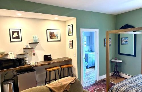 West Bayside Apartment | The Downtown Downeast Room