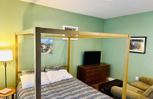 West Bayside Apartment | The Downtown Downeast Room