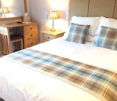 Curry Rivel Hotel | The Drayton Crown