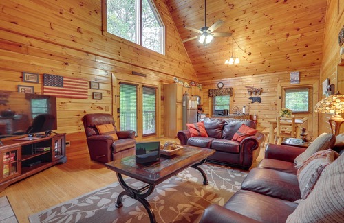 Sevierville Cabin | ‘The Dreamer's Nest’ Sevierville Cabin w/Hot Tub!