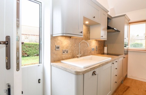 Stow Bedon Cottage | THE DUCK HOUSE, romantic, with hot tub in Watton