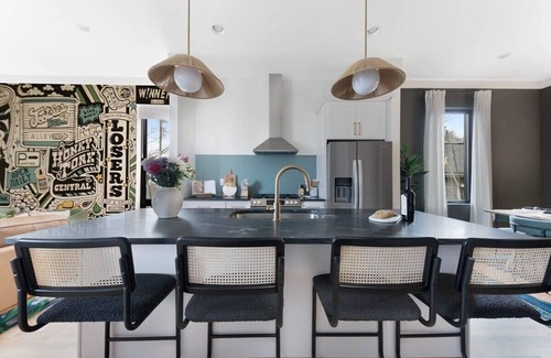 Eighth Avenue House | The Duet - Rooftop Lounge + 1.5 miles to Broadway.