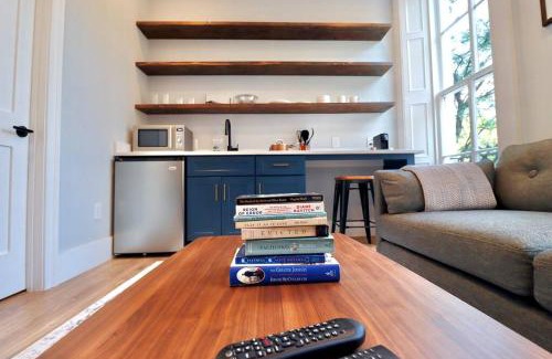 Old Town Alexandria Apartment | The Duke Suite at Prince Street Inn
