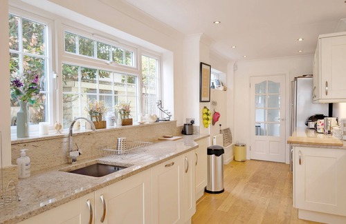 Bognor Regis Cottage | The Dunes - Swimming Pool - a town house that sleeps 12 guests in 6 bedrooms