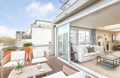 Queen's Gate Apartment | The Duplex Park View Apartment