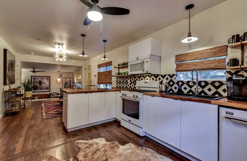 East Cesar Chavez House | The Eastside Lodge Austin