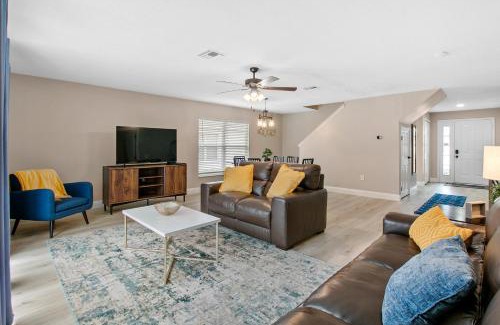 Lake Berkley House | The Eazy Breezy House - 4BR w/Heated Pool