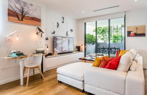 East Brisbane Apartment | The Eclectic Retreat - 3BR with Parking