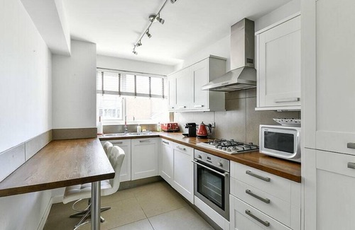 Brompton & Hans Town Apartment | The Elden - No 17 - Fairway Hosting