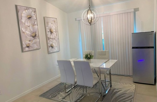 Caloosahatchee House | The "Elegant Suite" A Stylish, Luxurious Sanctuary in the Heart of Cape Coral FL