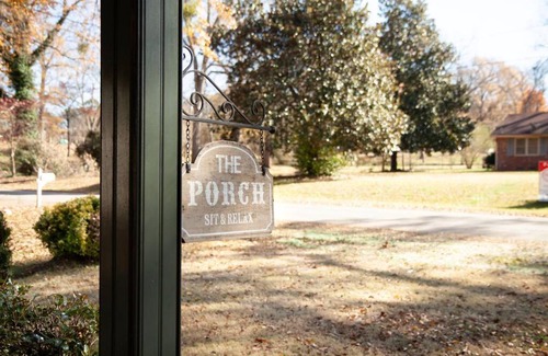 Villa Rica House | The Elliott Haus: Great For Families. Long Stays. Fully Stocked Kitchen