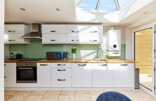 Weybridge House | The Elmbridge Getaway - Glamorous 2bdr With Garden