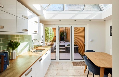 Weybridge House | The Elmbridge Getaway - Glamorous 2bdr With Garden