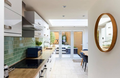 Weybridge House | The Elmbridge Getaway - Glamorous 2bdr With Garden
