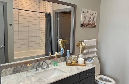 Lindridge-Martin Manor Apartment | The Emerald Gem