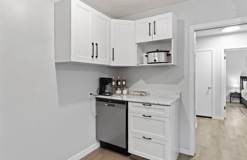 Rosslyn House | The Emerald House Near Northgate & Backyard
