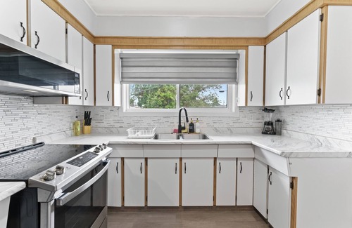Rosslyn House | The Emerald House Near Northgate & Backyard