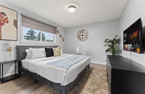 Rosslyn Apartment | The Emerald House Near Northgate & Backyard